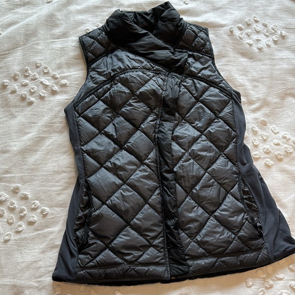 Reversible Grey/Black Lululemon vest - Picture 5 of 7